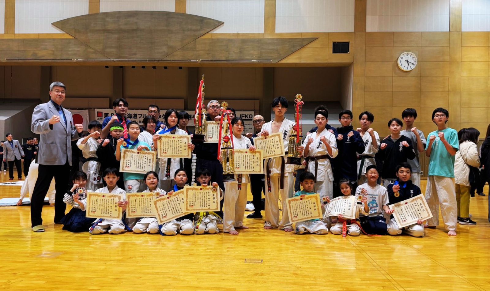 新極真会 外舘道場の少年部・一般部が稽古する様子