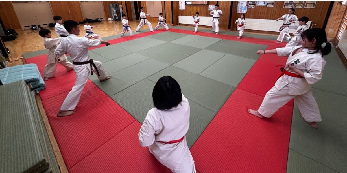 北海道ニセコ町の新極真会外舘道場ニセコ道場で道場生が基本の突き稽古をしている様子