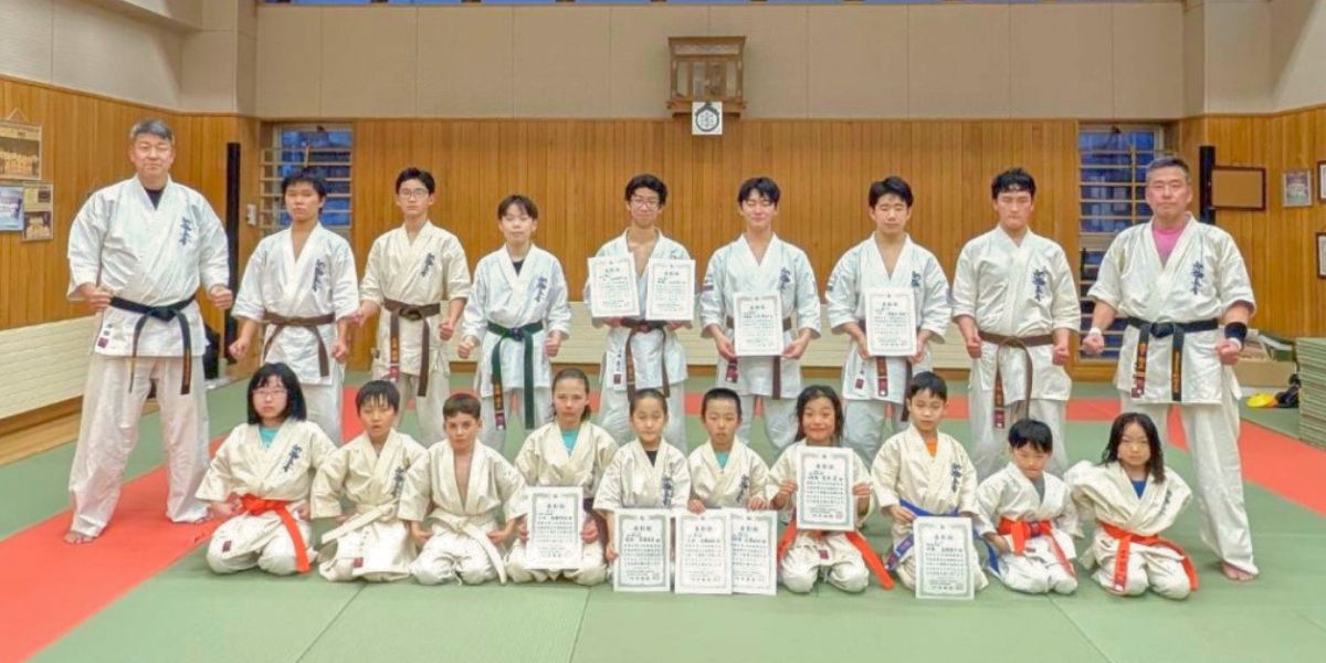 北海道ニセコ町の新極真会外舘道場ニセコ道場で子どもから大人までの道場生が集合している様子
