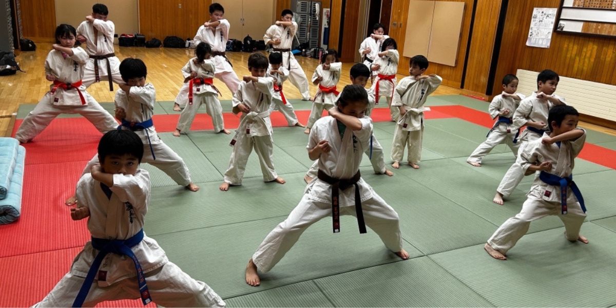 北海道ニセコ町の新極真会外舘道場ニセコ道場で子どもたちが基本稽古をしている様子