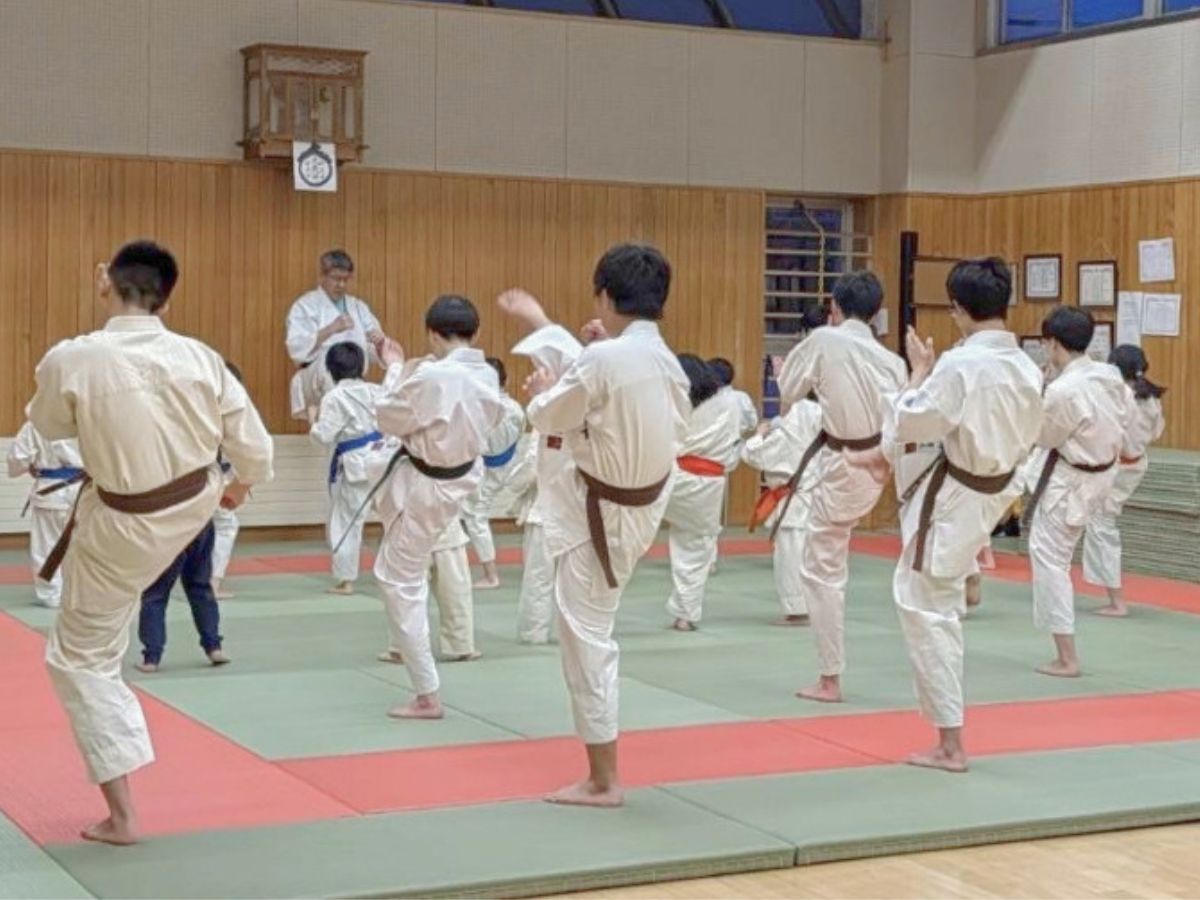 北海道ニセコ町の新極真会外舘道場ニセコ道場で子どもたちが空手の稽古をする様子