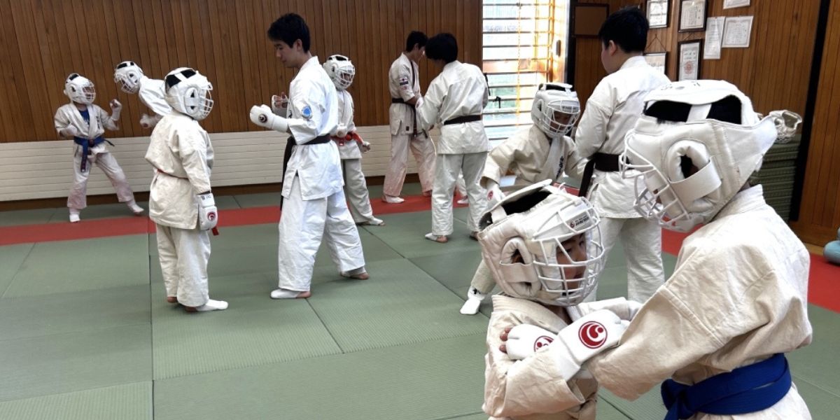 北海道ニセコ町の新極真会外舘道場ニセコ道場で子どもたちが組手稽古に取り組んでいる様子