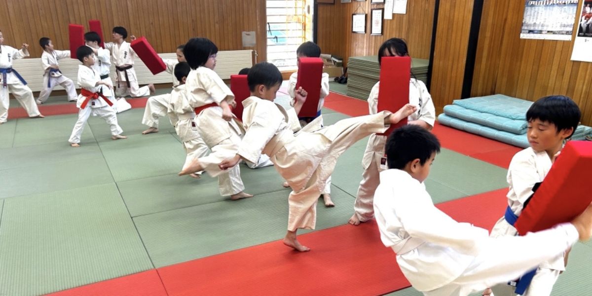 北海道ニセコ町の新極真会外舘道場ニセコ道場で子どもたちがミット稽古をしている様子