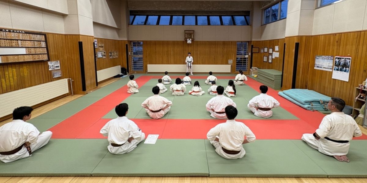 新極真会外舘道場ニセコ道場で子どもから大人までの道場生が正座して稽古に参加している様子