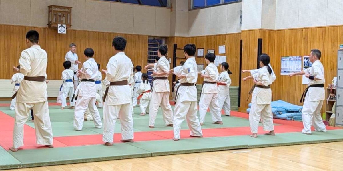 北海道ニセコ町の新極真会外舘道場ニセコ道場で子どもから大人までが基本稽古をしている様子