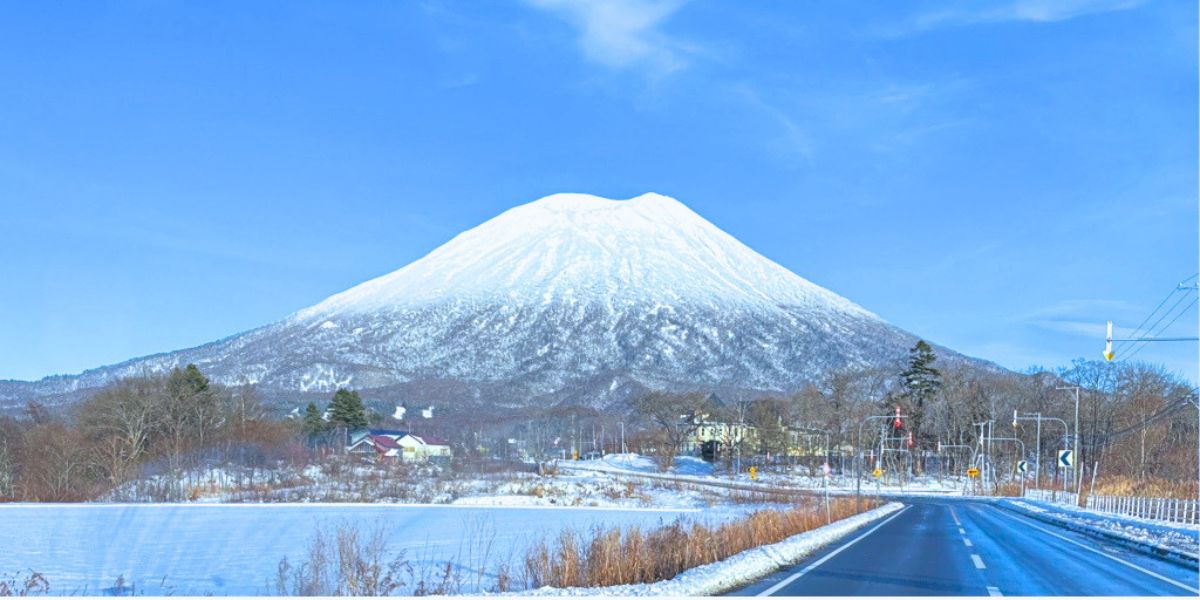 北海道ニセコ町から見える冬の羊蹄山と道路の風景