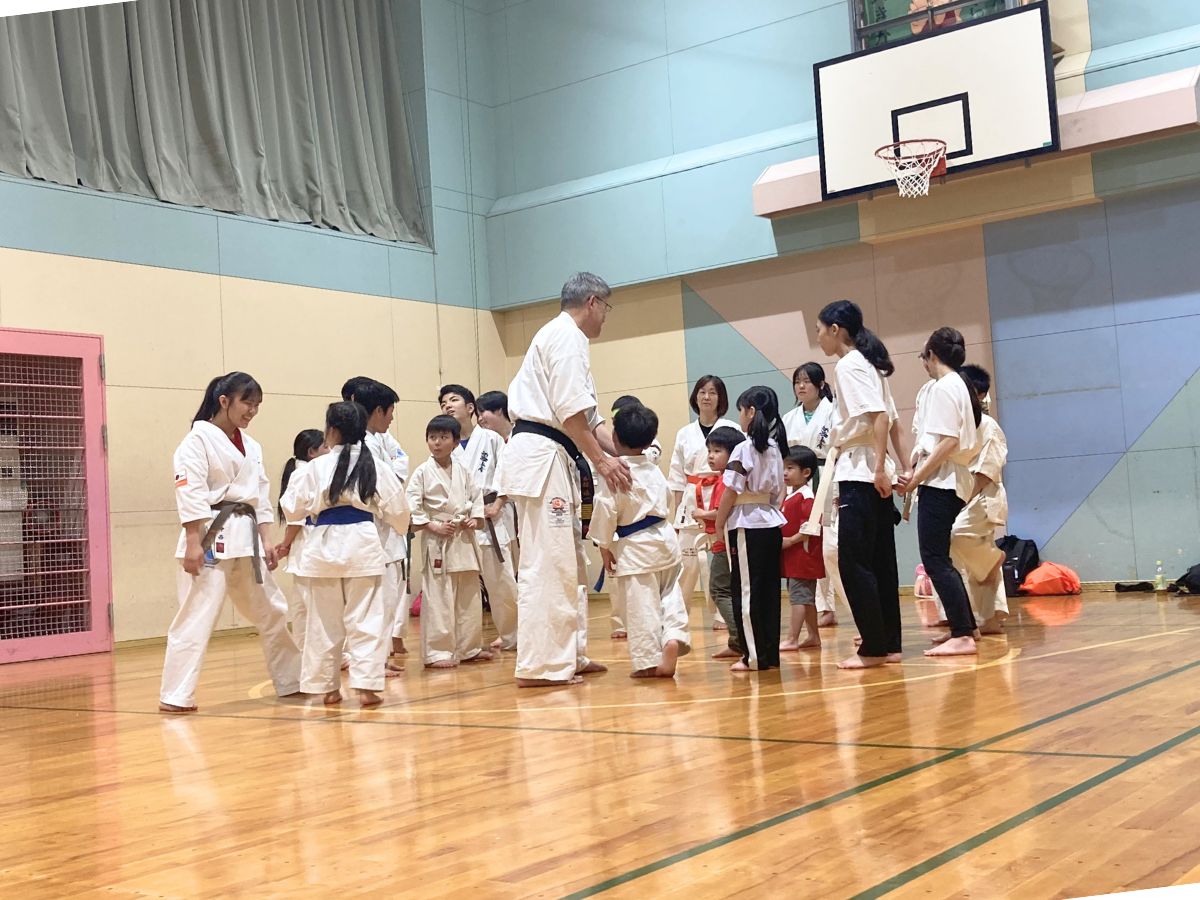 札幌市中央区円山道場で親子や子どもたちが空手の稽古をする様子