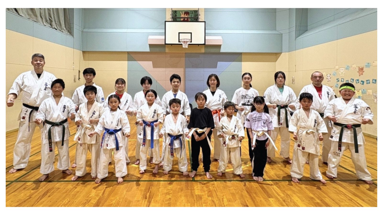 新極真会 外舘道場の札幌市中央区円山道場で子どもから大人までの道場生が集合している様子
