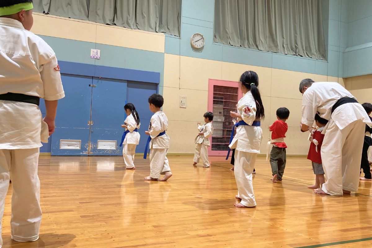 新極真会 外舘道場の札幌市中央区円山道場で幼児から小学生の子どもたちが基本稽古をしている様子