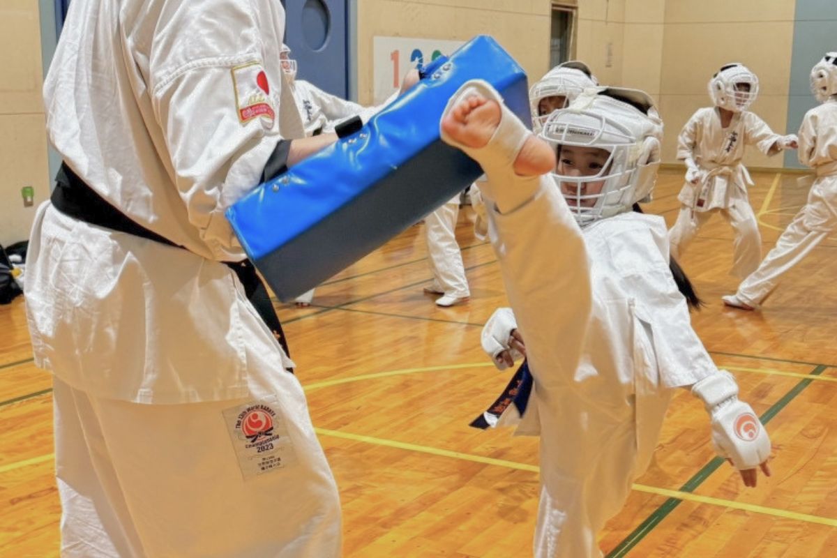 新極真会 外舘道場の札幌市中央区円山道場で子どもがミットに蹴りを打ち込んでいる様子