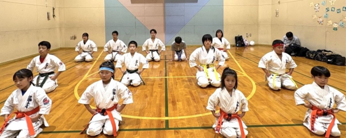 札幌市中央区の新極真会外舘道場円山道場で子どもたちが正座して稽古に参加している様子