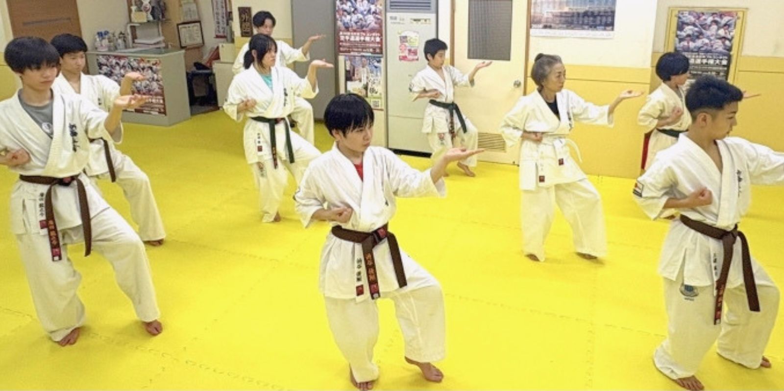 札幌市白石区の新極真会外舘道場本部道場で一般部の道場生が基本稽古をしている様子