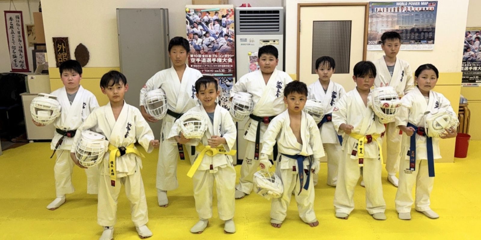新極真会 外舘道場の札幌市白石区本部道場でJr.チャンピオンクラスの子どもたちが稽古している様子