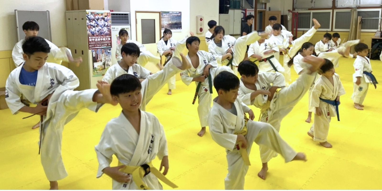 新極真会 外舘道場の札幌市白石区本部道場で少年部の子どもたちが基本稽古をしている様子