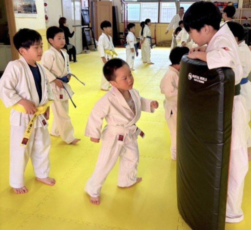 新極真会 外舘道場の札幌市白石区本部道場で幼稚園児の子どもがミット打ちをしている様子