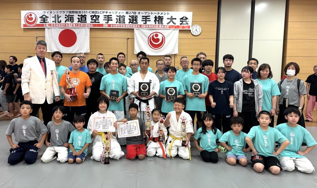 2025年9月全北海道空手道選手権大会に出場した新極真会外舘道場の選手・入賞者たちの大会後集合写真