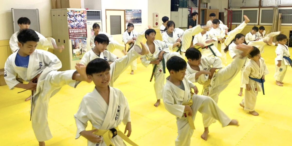 外舘道場で子どもたちが元気よく蹴りの稽古をしている様子