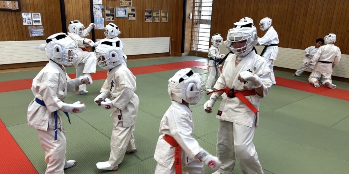 外舘道場で子どもたちが防具を着けて組手稽古をしている様子