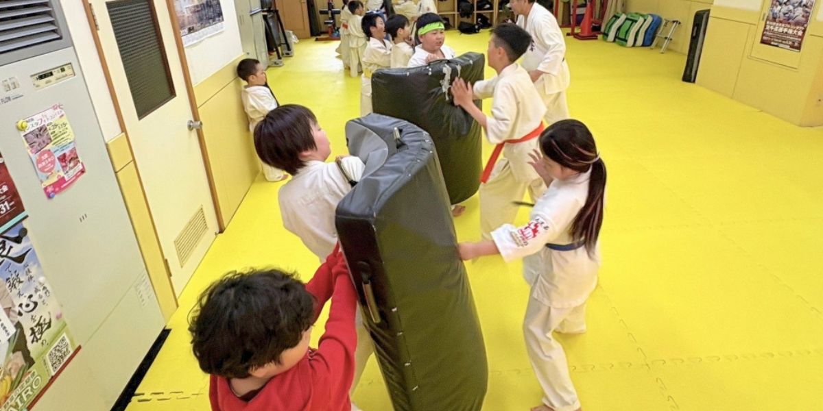 外舘道場で子どもたちがミット打ちの稽古をしている様子
