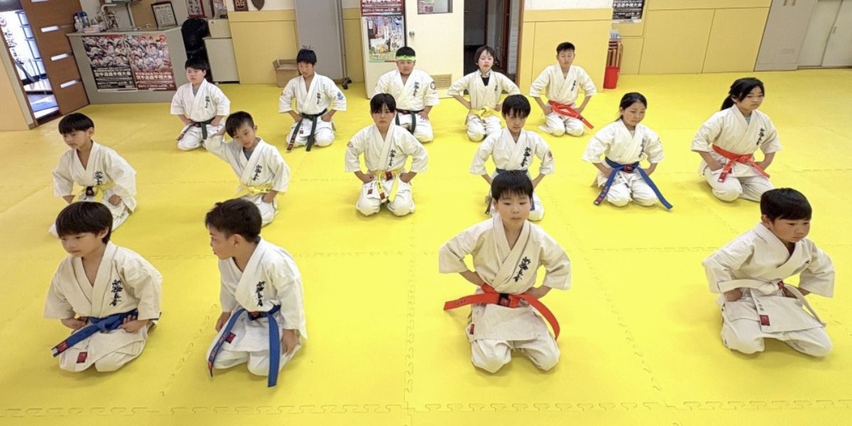 外舘道場で子どもたちが正座をして礼儀を学んでいる様子