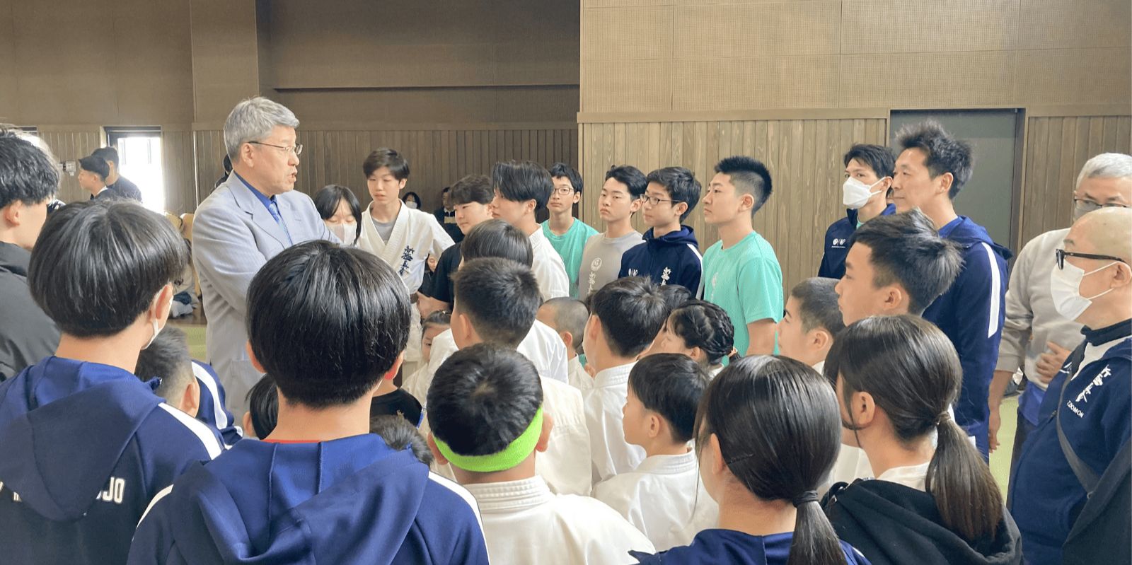 新極真会外舘道場の大会会場で外舘師範が子どもたちに試合前の指導をしている様子