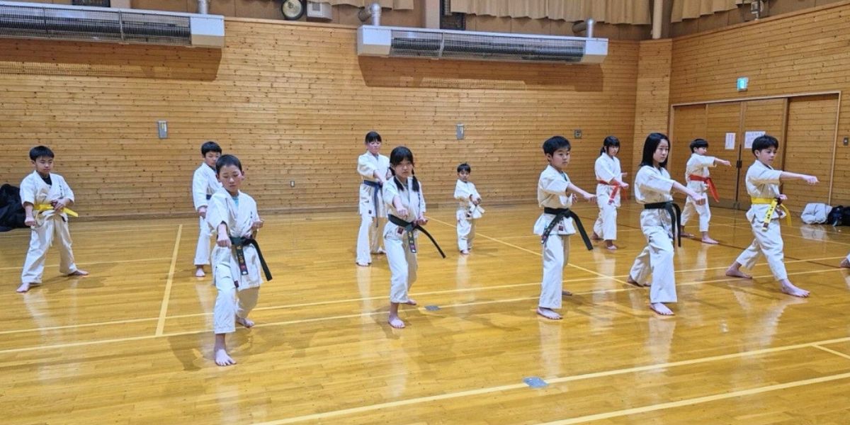 北海道稚内市の新極真会外舘道場稚内道場で子どもたちが基本稽古をしている様子