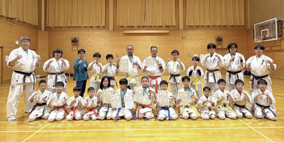北海道稚内市の新極真会外舘道場稚内道場で子どもから大人までの道場生が集合している様子