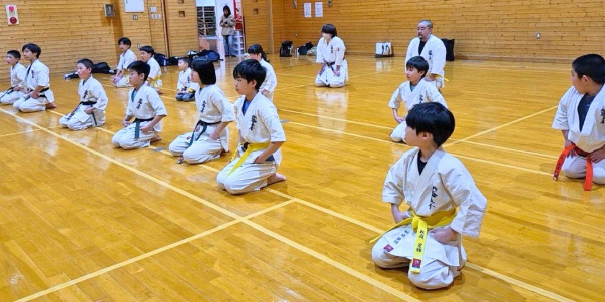 北海道稚内市の新極真会外舘道場稚内道場で子どもから大人までの道場生が正座している様子