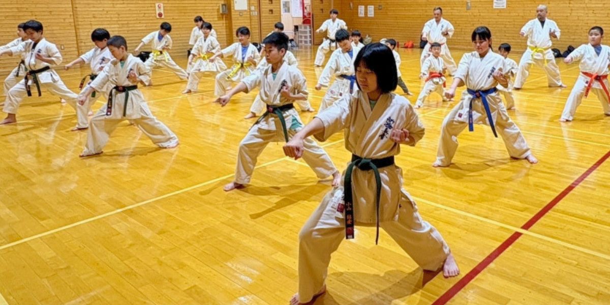 北海道稚内市の新極真会外舘道場稚内道場の道場生と指導員が集合している様子